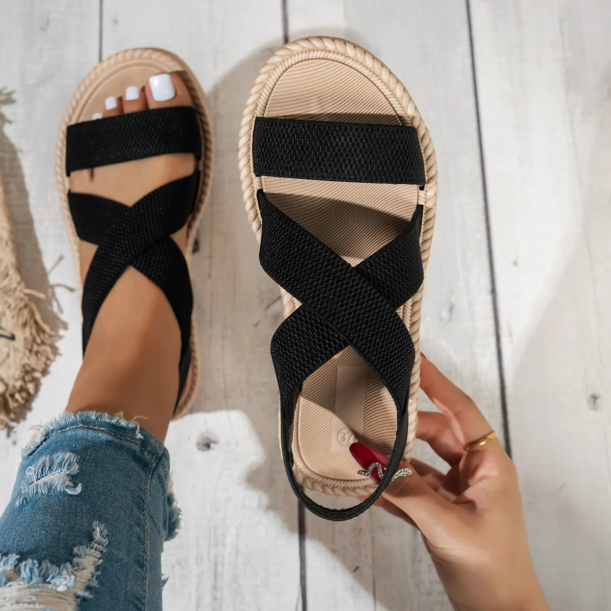 Simple Casual Sandals With A Crisscross Strap Ultra-Lightweight