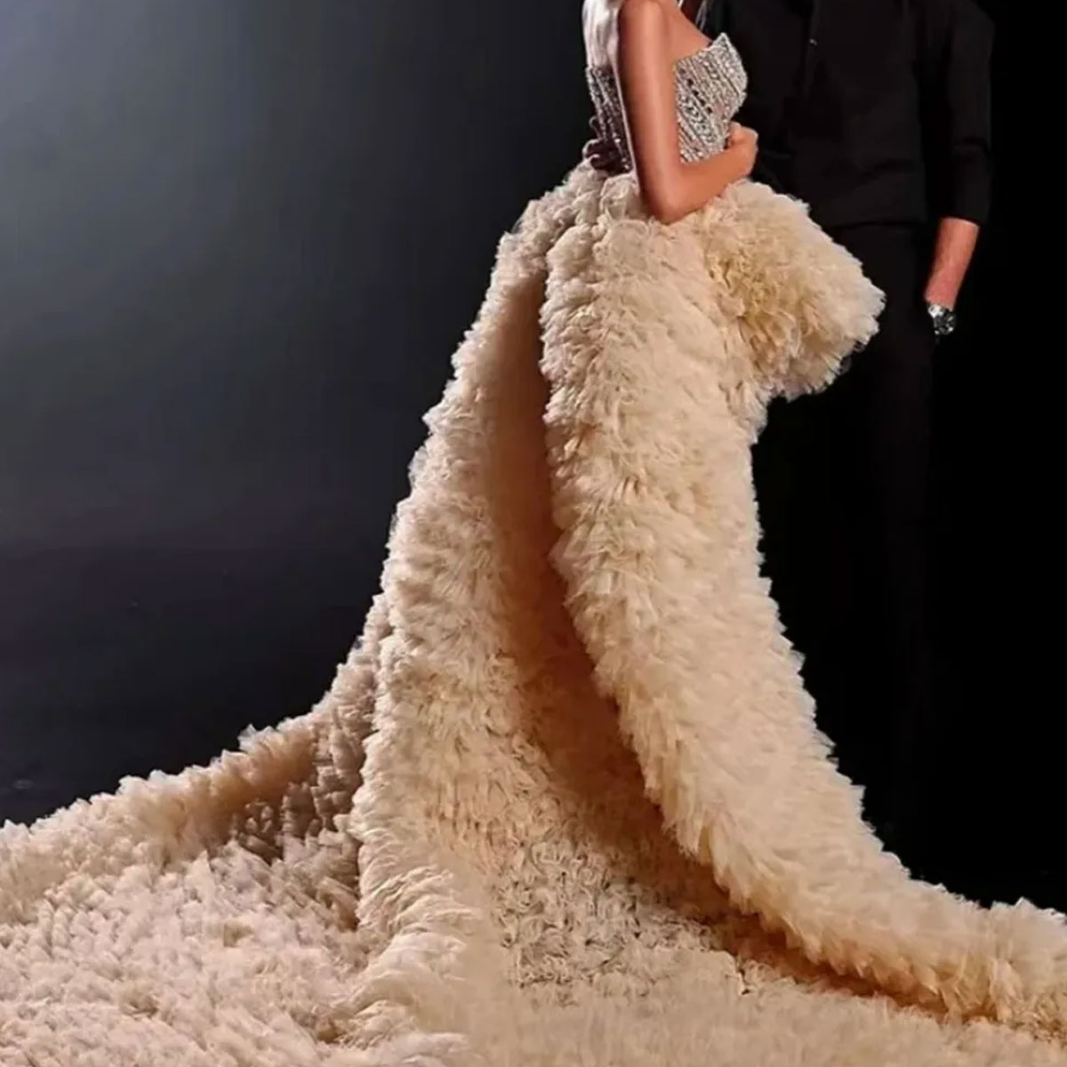 Puffy High-Low Evening Dress Beaded Crystal Strapless Sleeveless Prom Gown Ruffles Ruched Formal Dresses