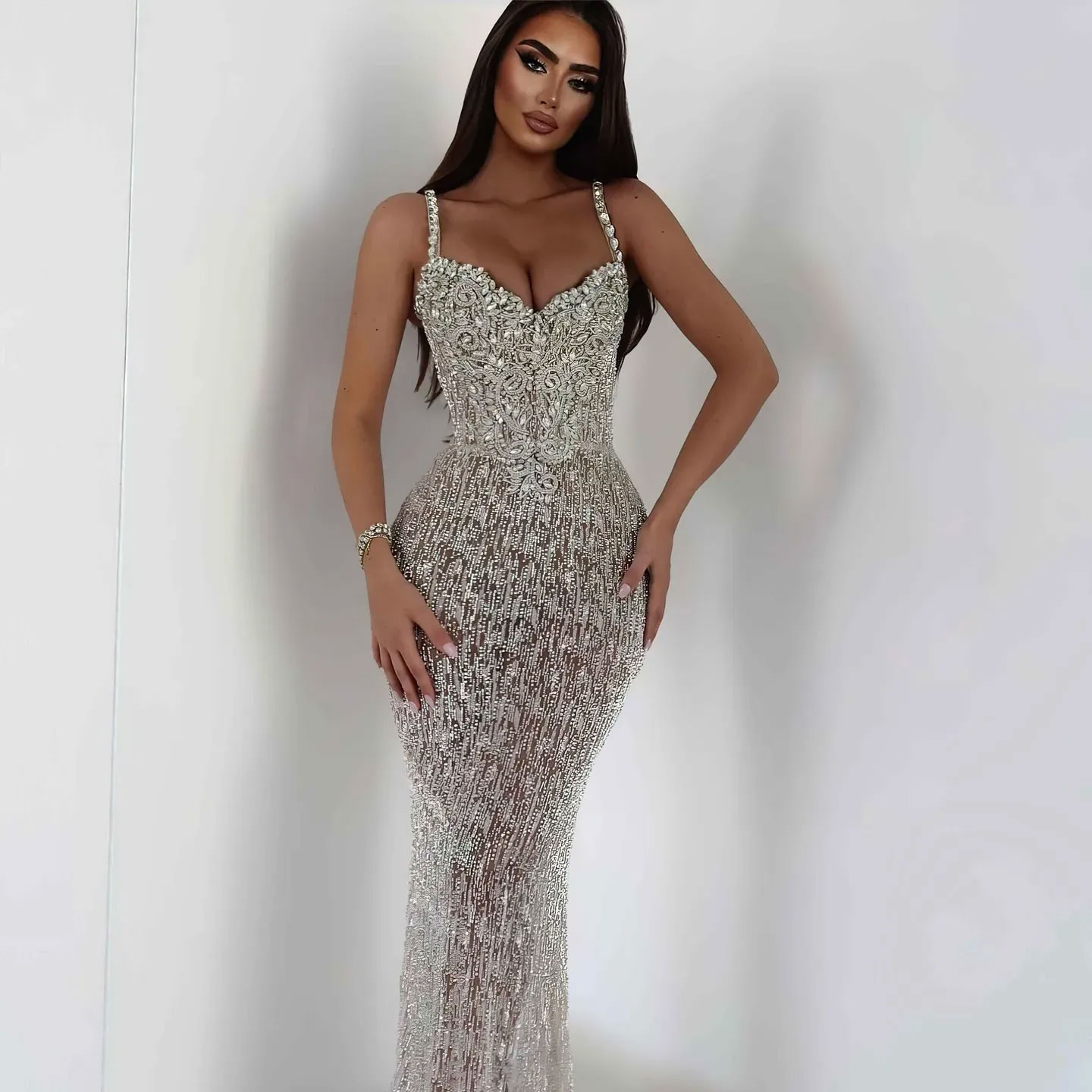 Gorgeous Crystal Prom Dresses Elegant Beaded Spaghetti Straps Evening Dress Floor Length Rhinestones Party Gown