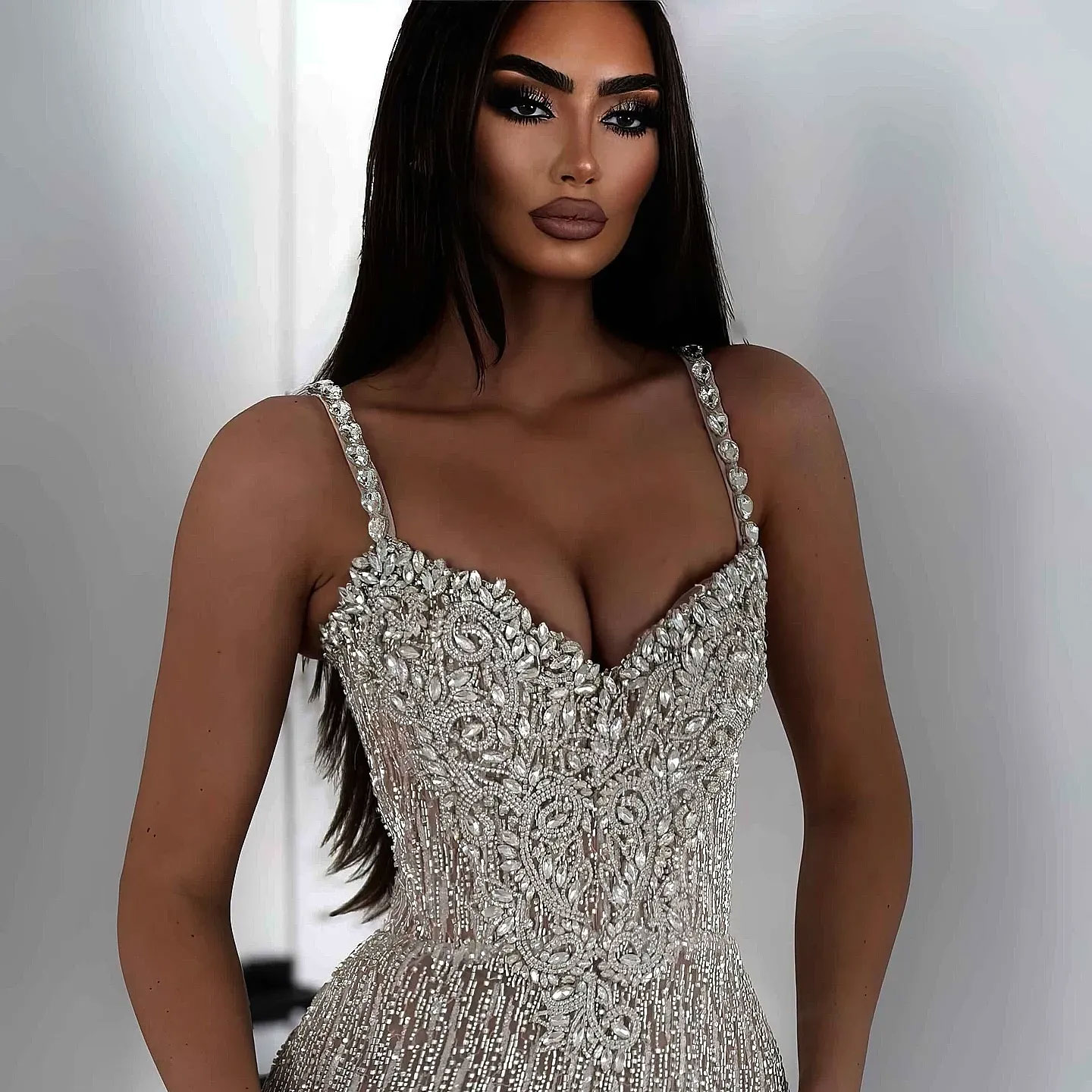Gorgeous Crystal Prom Dresses Elegant Beaded Spaghetti Straps Evening Dress Floor Length Rhinestones Party Gown
